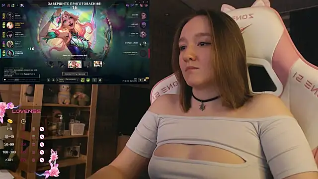 Snapshot of MoonlishSiren chatting on November 4, 2025, 7:28 pm MoonlishSiren online show from November 4, 2025, 7:28 pm