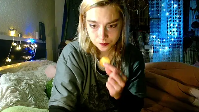 Sophie Bell online show from May 3, 2026, 6:33 pm