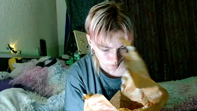 Snapshot of Sophie_Bell chatting on May 15, 2026, 7:45 pm Sophie Bell online show from May 15, 2026, 7:45 pm