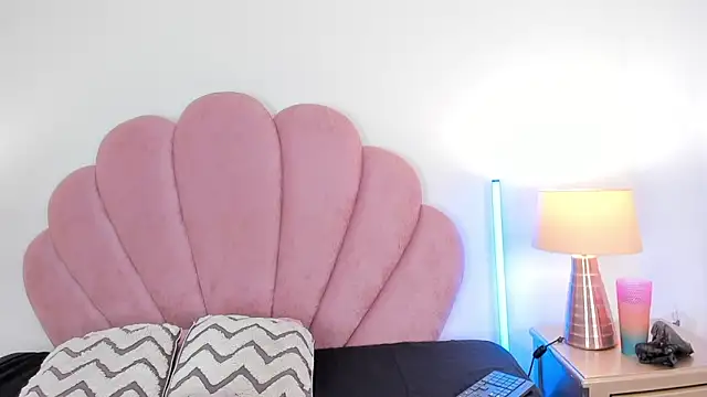 Snapshot of Nicole_Paradise chatting on January 17, 2026, 12:31 pm Nicole Paradise online show from January 17, 2026, 12:31 pm