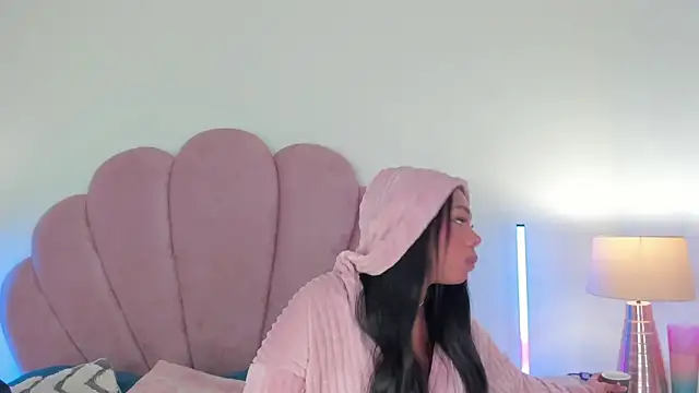 Snapshot of Nicole_Paradise chatting on December 5, 2025, 12:48 pm Nicole Paradise online show from December 5, 2025, 12:48 pm