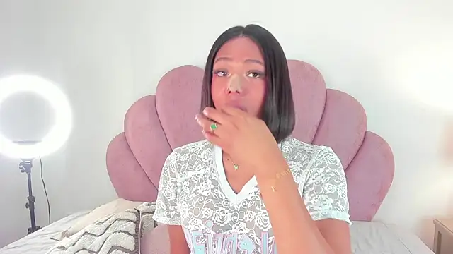 Snapshot of Nicole_Paradise chatting on November 5, 2025, 12:30 pm Nicole Paradise online show from November 5, 2025, 12:30 pm