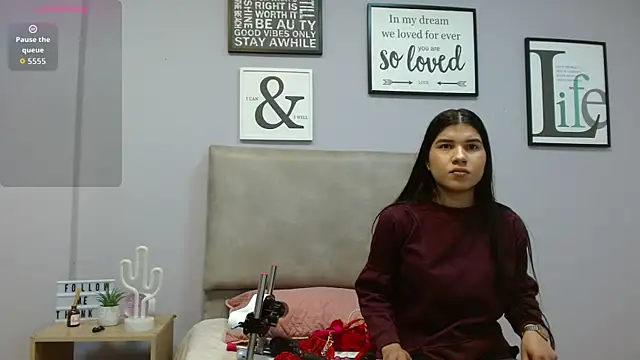 SophiaMeyerst online show from December 18, 2025, 1:04 pm