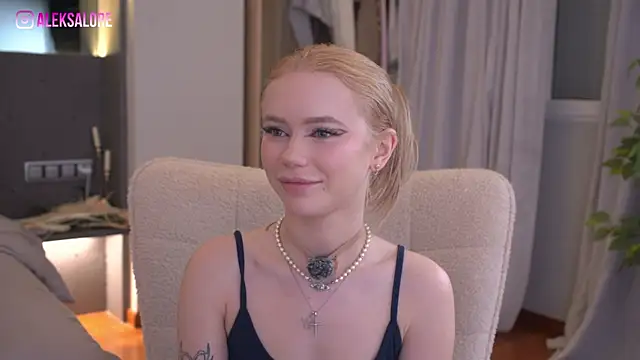 LexieLoree online show from June 3, 2026, 3:07 am