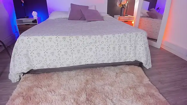 VioletPaket online show from November 17, 2025, 1:26 pm