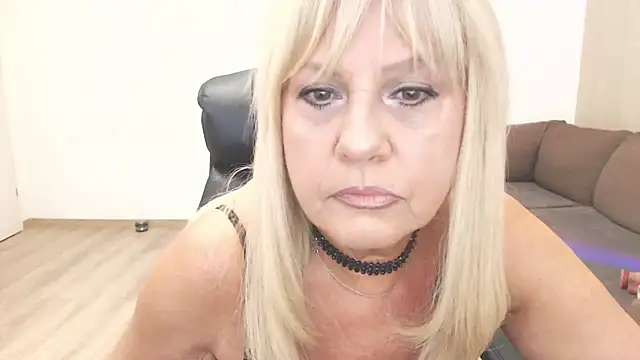 Snapshot of amberdoll4u chatting on July 2, 2026, 5:02 am amberdoll4u online show from July 2, 2026, 5:02 am