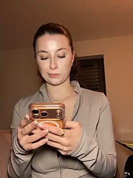 Mia-Minou online show from March 3, 2026, 6:48 pm