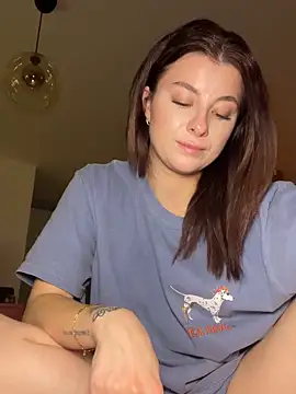 Snapshot of Mia-Minou chatting on February 1, 2026, 12:20 am Mia-Minou online show from February 1, 2026, 12:20 am