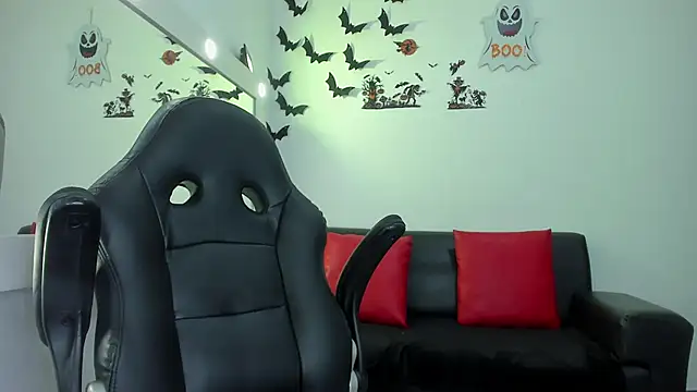 roxanne jones1 online show from October 31, 2025, 9:22 pm