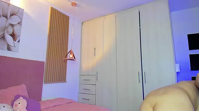 mia nevaeh online show from September 17, 2025, 9:17 pm