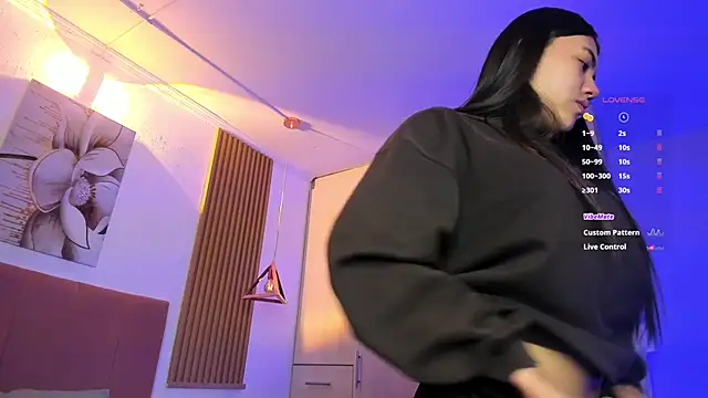 mia nevaeh online show from November 9, 2025, 8:24 pm