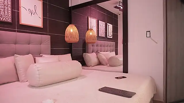 Bella TS  online show from October 30, 2025, 10:28 pm