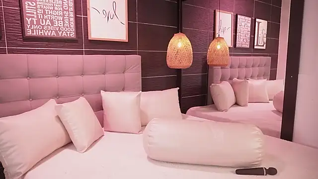 Bella TS  online show from December 4, 2025, 9:36 pm