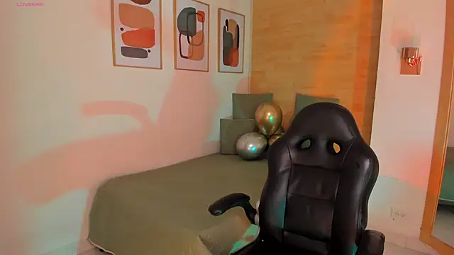 charlotte  grey online show from December 15, 2025, 1:39 pm