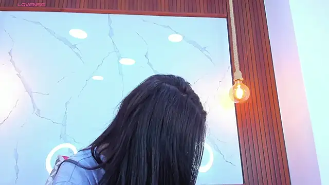 Mia thompson 19 online show from March 20, 2026, 7:37 pm