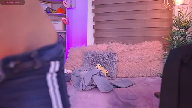 madelyn rose  online show from September 12, 2025, 2:01 am