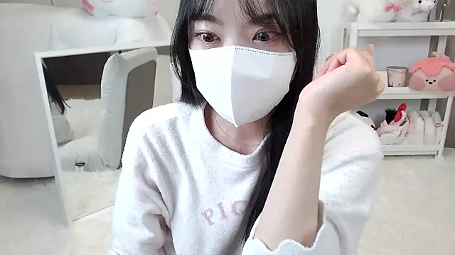 momo room online show from April 5, 2026, 10:33 am