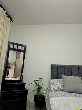 viollett 28 online show from April 10, 2026, 11:45 pm