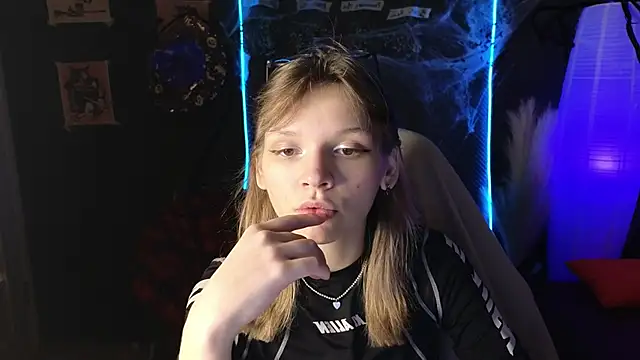 LitaBrom online show from October 26, 2025, 2:01 am