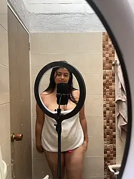 Stephania 18 online show from November 16, 2025, 3:06 pm