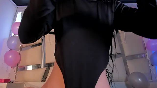 chrystal js online show from October 25, 2025, 1:34 pm