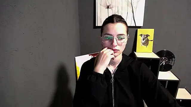 lady olivia  online show from May 15, 2026, 12:36 pm
