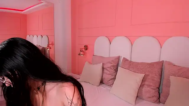 emilly williams  online show from February 5, 2025, 5:09 pm