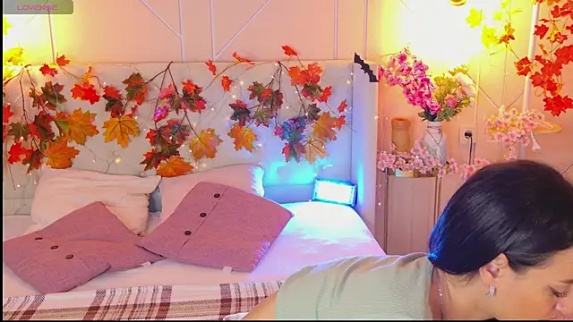 Snapshot of Lolly_Neal chatting on November 11, 2025, 4:51 am Lolly Neal online show from November 11, 2025, 4:51 am