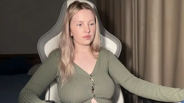 Snapshot of x_ivy_x chatting on November 10, 2025, 3:17 pm x ivy x online show from November 10, 2025, 3:17 pm