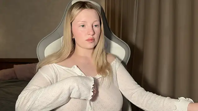 Snapshot of x_ivy_x chatting on October 30, 2025, 5:43 pm x ivy x online show from October 30, 2025, 5:43 pm