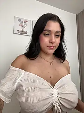 SophiaLaurens online show from November 6, 2025, 5:06 pm