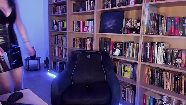 Queen of Hearts1 online show from February 5, 2026, 8:37 pm