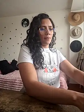 Thaliacooper  online show from February 18, 2026, 5:09 pm