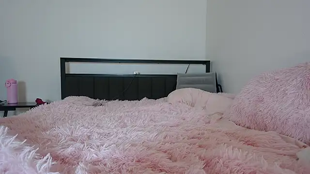 QueenLolaX online show from April 8, 2026, 5:42 am