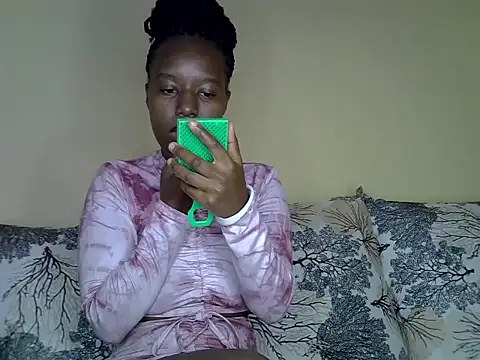 Snapshot of Oliviia_ chatting on January 18, 2025, 10:39 am Oliviia online show from January 18, 2025, 10:39 am