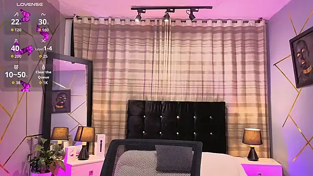 Megan Do Santos online show from November 6, 2025, 8:46 pm