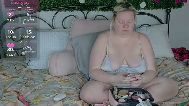 Snapshot of siennaxluxx chatting on June 29, 2026, 8:52 pm siennaxluxx online show from June 29, 2026, 8:52 pm