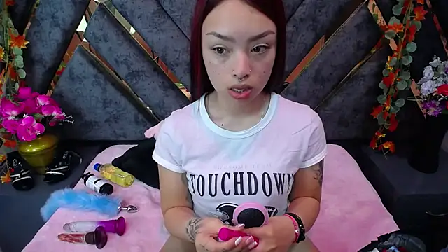 Sofia Mirandaa18 online show from November 28, 2025, 1:55 pm