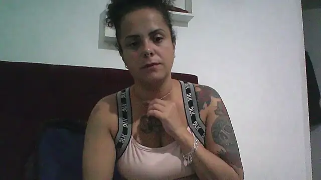 Snapshot of Hotbucet chatting on December 19, 2025, 2:26 am Hotbucet online show from December 19, 2025, 2:26 am