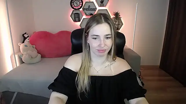 Snapshot of SabrinViolet chatting on July 14, 2026, 8:08 am SabrinViolet online show from July 14, 2026, 8:08 am