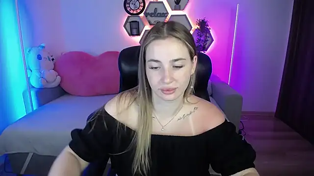 Snapshot of SabrinViolet chatting on July 6, 2026, 8:21 am SabrinViolet online show from July 6, 2026, 8:21 am