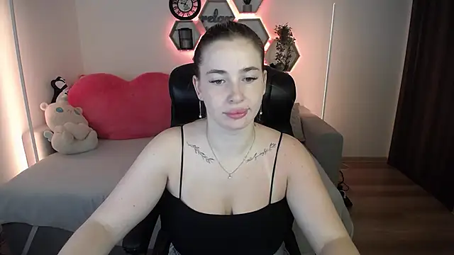 Snapshot of SabrinViolet chatting on July 13, 2026, 8:02 am SabrinViolet online show from July 13, 2026, 8:02 am