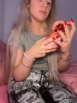 Holly-Glamour online show from December 22, 2025, 1:28 am