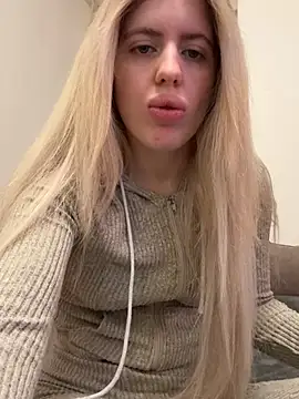 Holly-Glamour online show from April 9, 2026, 11:00 pm