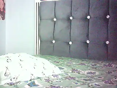 Cryaluna online show from May 20, 2026, 6:32 am