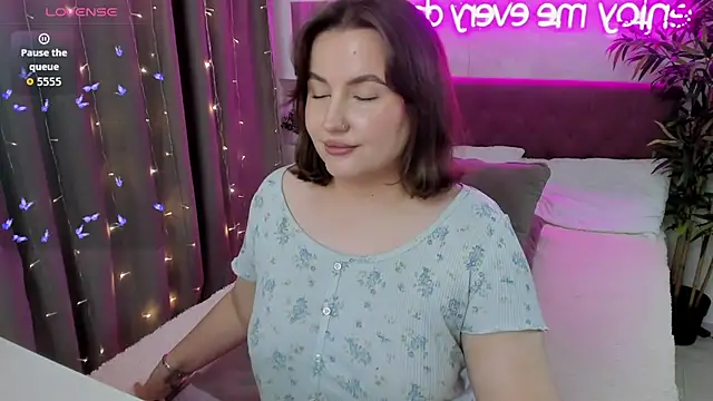 FeralPeach online show from September 17, 2025, 4:14 am