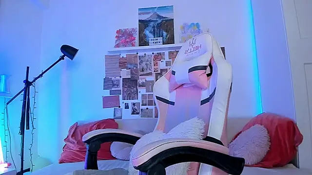 Mia Madden online show from September 18, 2025, 3:42 am