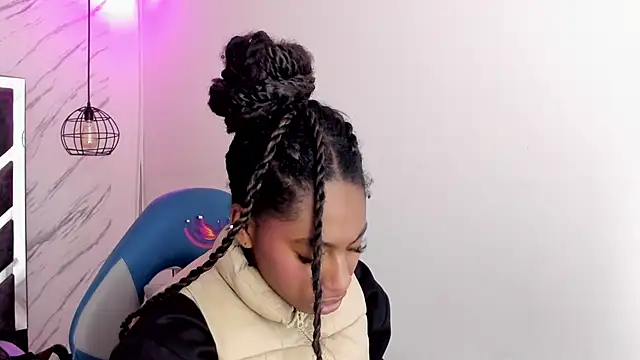 Queen perla  online show from November 10, 2025, 12:10 pm