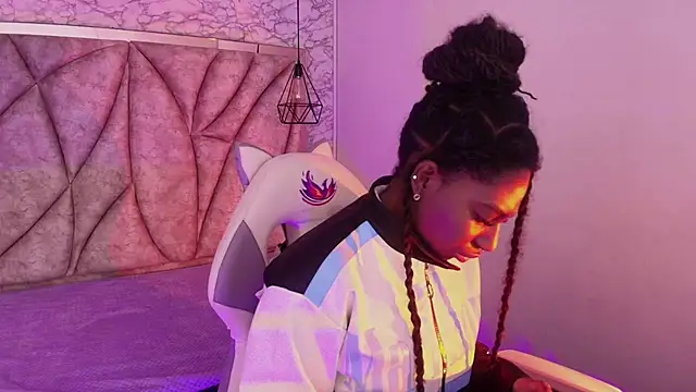 Queen perla  online show from November 21, 2025, 12:26 pm