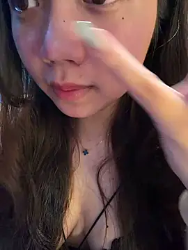 Snapshot of Hotellinh12 chatting on May 23, 2026, 4:28 pm Hotellinh12 online show from May 23, 2026, 4:28 pm
